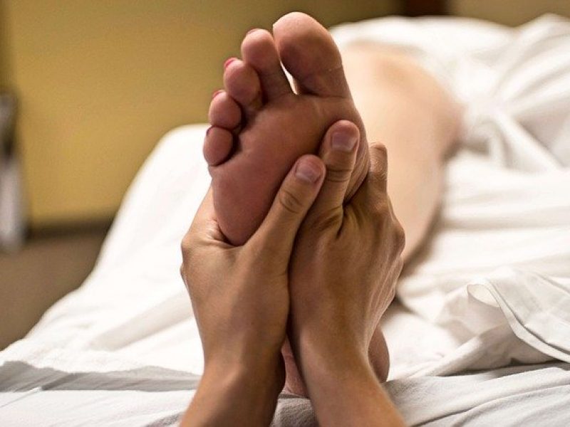 https://massageworld.be/wp-content/uploads/2016/07/foot-massage-2277450_640-800x600.jpg